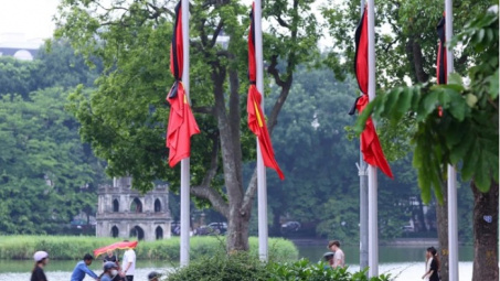 Hà Nội treo cờ rủ, dừng hoạt động vui chơi trong 2 ngày Quốc tang