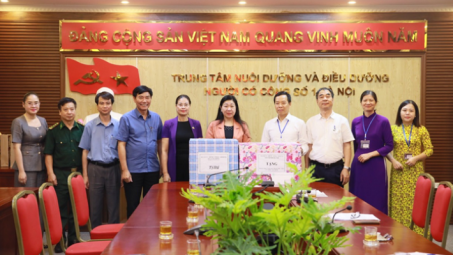 Ủy ban MTTQ Việt Nam thành phố Hà Nội thăm, tặng quà người có công