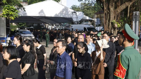 Dòng người xếp hàng dài vào viếng Tổng Bí thư Nguyễn Phú Trọng sáng 26/7