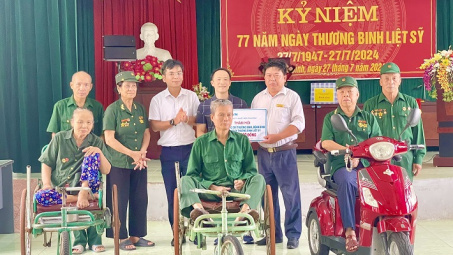 Nhiệt điện Thái Bình: Thăm hỏi tăng quà gia đình chính sách, người có công nhân ngày Thương binh Liệt sĩ