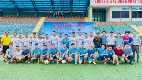 Giao hữu bóng đá nam giữa cán bộ, viên chức Trường Cao đẳng Công nghiệp và Xây dựng và Trường Đại học Điện lực