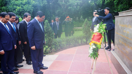 Thủ tướng dâng hoa tại tượng Bác Hồ ở New Delhi, Ấn Độ