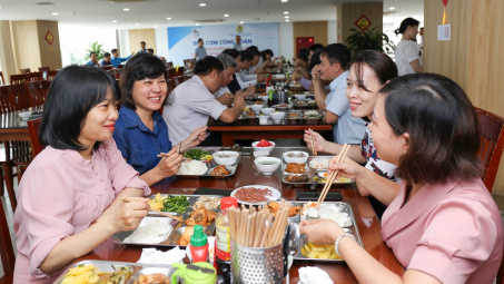 Bữa cơm Công đoàn: Ấm áp nghĩa tình, thắm tình đoàn kết