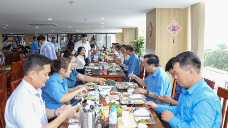 [TIN ẢNH] Bữa cơm Công đoàn: Ấm áp nghĩa tình, thắm tình đoàn kết