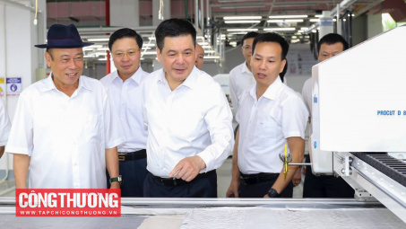 Bộ trưởng Nguyễn Hồng Diên thăm nhà máy Dệt may TNG (Thái Nguyên)