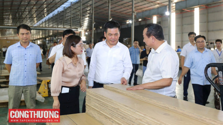Bộ trưởng Nguyễn Hồng Diên thăm, làm việc tại Công ty TNHH Lechenwood Việt Nam