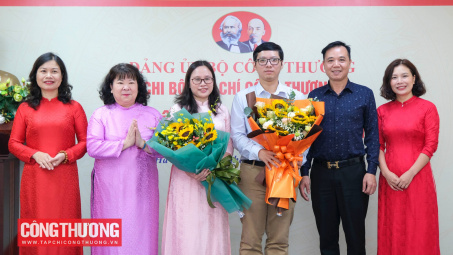 Chi bộ Tạp chí Công Thương kết nạp thêm 2 đảng viên mới