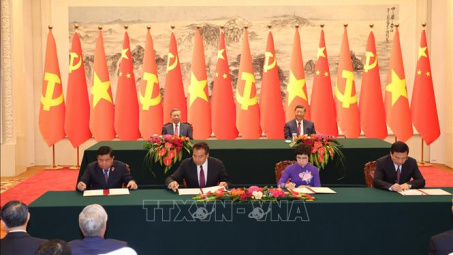 Tổng Bí thư, Chủ tịch nước Việt Nam và Trung Quốc chứng kiến Lễ ký các văn kiện hợp tác giữa hai nước