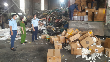 Hưng Yên: Tiêu hủy trên 160.000 thiết bị và 10 tấn phụ kiện là thuốc lá điện tử nhập lậu