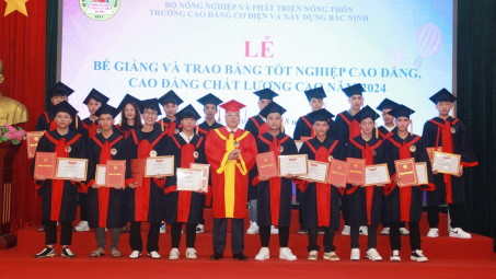Trường Cao đẳng Cơ điện và Xây dựng Bắc Ninh l: Trao bằng tốt nghiệp đợt 4 cho 353 tân cử nhân