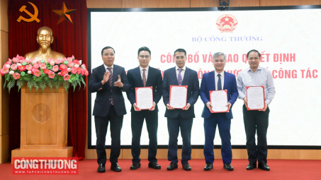 Công bố và trao Quyết định cho 4 nhân sự Bộ Công Thương