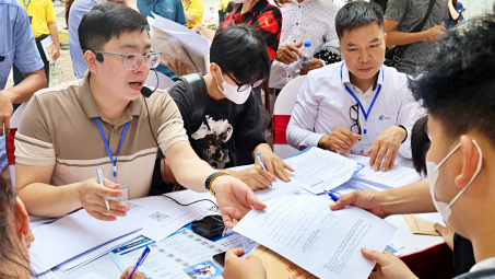 Tân sinh viên Trường Đại học Điện lực háo hức ngày nhập học