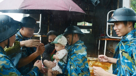 Lũ sông Hồng tại Hà Nội xấp xỉ báo động 3, nội thành vẫn an toàn