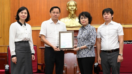 Vinataba trao trực tiếp tiền ủng hộ cho các tỉnh bị thiệt hại bởi bão lũ