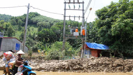 Vượt lên mưa lũ khắc nghiệt, hết mình vì dòng điện sáng