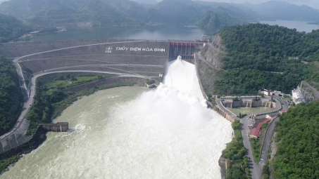 Thủy điện Hòa Bình mở liên tiếp 3 cửa xả đáy