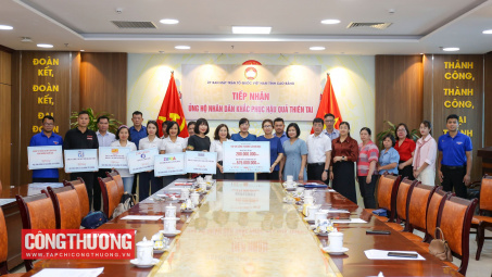 Tạp chí Công Thương và bạn đọc trao tặng tiền và sản phẩm trị giá 855 triệu đồng ủng hộ học sinh vùng lũ Cao Bằng