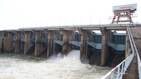 Thủy điện Trị An xả lũ qua đập tràn