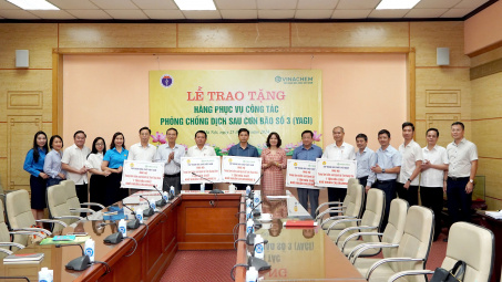 Tập đoàn Hóa chất Việt Nam trao 5 tấn Chloramine B cho Bộ Y tế khắc phục hậu quả mưa lũ