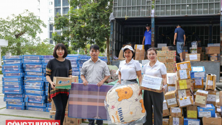 [TIN ẢNH] Tạp chí Công Thương và bạn đọc trao tặng ủng hộ học sinh vùng lũ Cao Bằng đến trường