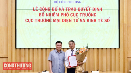 Trao quyết định bổ nhiệm Phó Cục trưởng Cục Thương mại điện tử và Kinh tế số