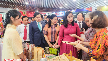 Khai mạc không gian trưng bày sản phẩm tiêu biểu Việt Nam - Thái Lan