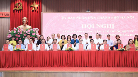 Hà Nội: Bàn giao 30 trung tâm y tế về UBND quận, huyện quản lý