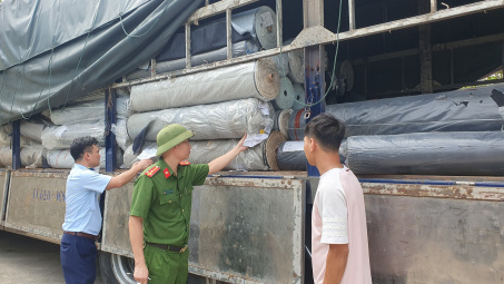 Cục QLTT Hưng Yên chuyển cơ quan Cảnh sát điều tra vụ việc mua bán trên 9,3 tấn vải cuộn có dấu hiệu nhập lậu