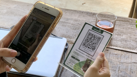 Quyết định sử dụng thanh toán không dùng tiền mặt của người trong độ tuổi gen Z và trung niên
