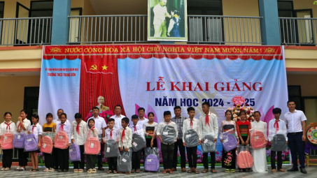 Thủy điện Trung Sơn trao quà cho các em học sinh tại các điểm trường xã Trung Sơn