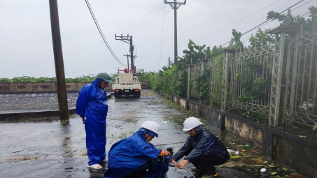 EVNNPC huy động toàn bộ nhân lực hỗ trợ khắc phục hậu quả bão số 3