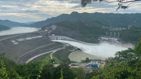 Thủy điện Hòa Bình, Tuyên Quang, Thác Bà mở 13 cửa xả lũ