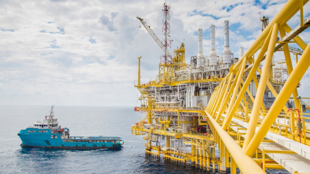 Giá xăng dầu hôm nay 11/1: Bất ngờ leo dốc gần 4%