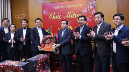 Bộ trưởng Nguyễn Hồng Diên thăm, tặng quà Tết hộ nghèo, người lao động tại Thái Bình