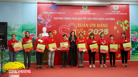 [CHÙM ẢNH] Thứ trưởng Phan Thị Thắng tặng quà, chúc Tết đoàn viên, người lao động tỉnh Thái Bình