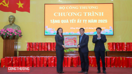 Thứ trưởng Phan Thị Thắng thăm hỏi, tặng quà đoàn viên, người lao động tỉnh Thái Bình nhân dịp Tết Ất Tỵ