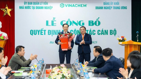 Trao quyết định Tổng giám đốc Vinachem cho ông Nguyễn Hữu Tú