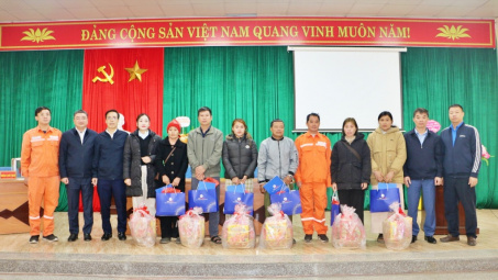 Thủy điện Trung Sơn tặng quà tết cho các hộ gia đình có hoàn cảnh đặc biệt khó khăn