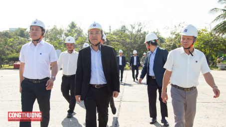 [CHÙM ẢNH] Thứ trưởng Nguyễn Hoàng Long kiểm tra đảm bảo nguồn cung xăng dầu dịp Tết tại Đà Nẵng