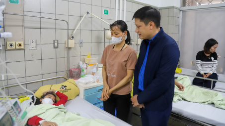 Đoàn Thanh niên Bộ Công Thương thăm hỏi, tặng quà bệnh nhi tại Bệnh viện Bạch Mai