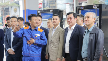 [CHÙM ẢNH] Thứ trưởng Nguyễn Sinh Nhật Tân kiểm tra đảm bảo nguồn cung xăng dầu trên địa bàn Hà Nội