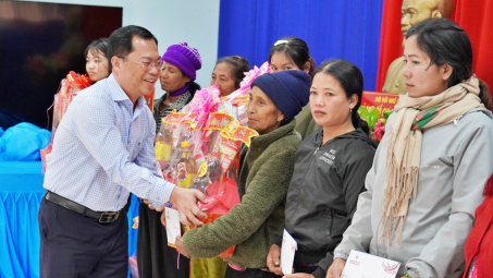 Thủy điện Sông Ba Hạ đồng hành cùng địa phương trong công tác xóa nhà tạm, chăm lo Tết cho người nghèo