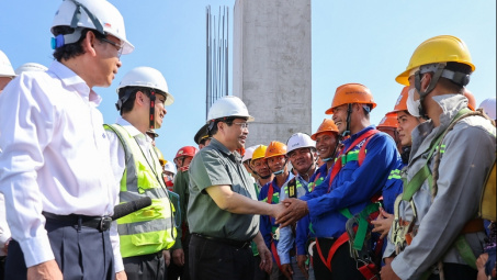 Thủ tướng: Chăm lo, hỗ trợ người lao động làm việc trên công trường dịp Tết Ất Tỵ