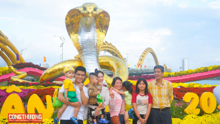 Du khách thích thú check-in đường hoa xuân Đà Nẵng 2025