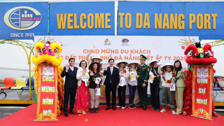 Đà Nẵng: Nhộn nhịp khách quốc tế xông đất ngày đầu năm mới Ất Tỵ 2025