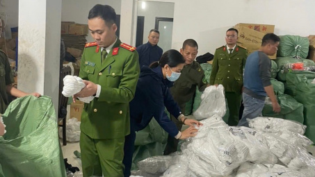 Hà Nội: Phát hiện cơ sở sản xuất tất chân giả mạo hàng nghìn sản phẩm nhãn hiệu nổi tiếng