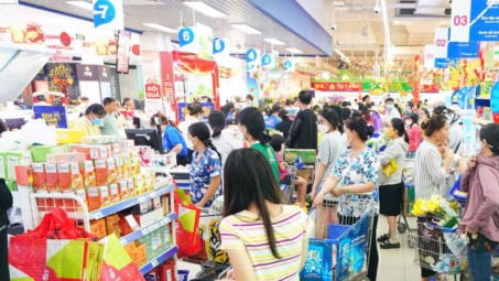 Hoạt động mua bán sôi động trở lại ngày mùng 3 Tết, giá cả thị trường vẫn ổn định