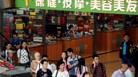 Tăng lương cho hàng triệu công chức, Trung Quốc "bơm" lượng tiền khủng vào nền kinh tế