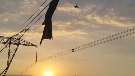 Truyền tải điện Đắk Nông: Xử lý nhanh bạt vướng vào đường dây 500kV đảm bảo an toàn