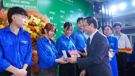Đại học Đông Á trao 330 vé xe Tết đến sinh viên miền Trung – Tây Nguyên